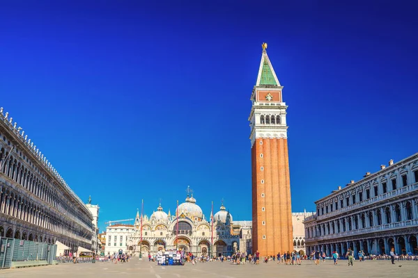 サンマルコ広場ヴェネツィアの聖マルコ広場 聖マルコ大聖堂大聖堂大司教区 プロクルタイイ ヴェッチィとカンパニーレ鐘楼 青空の背景 ヴェネト地方 北イタリア — ストック写真