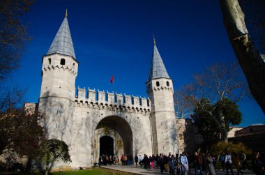 İstanbul, Türkiye - 25 Kasım 2017: Topkapı Sarayı 'nın ana giriş kapısı yakınında yürüyen insanlar