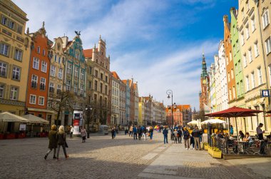 Gdansk, Polonya, 15 Nisan 2018: Dluga Long Market yaya sokağı Dlugi targ Meydanı 'ndaki güzel renkli evler için kule ve cepheye sahip belediye binası