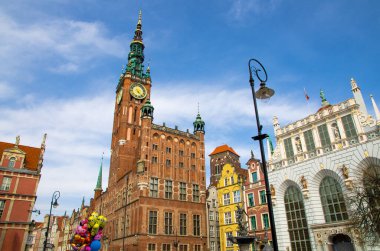 Gdansk, Polonya, 15 Nisan 2018: Eski tarihi kent merkezinde, Dluga Long Market Caddesi Dlugi Targ Meydanı 'ndaki Neptün çeşmesi, güzel renkli binalarla dolu belediye binası
