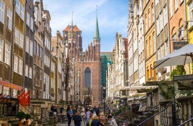 Gdansk, Polonya, 15 Nisan 2018: İnsanlar Mariacka caddesi boyunca tipik renkli binalar ve Bazilika Hipotezi ile yürüyorlar. Eski tarihi kent merkezinde Kutsal Meryem Kilisesi Katedrali