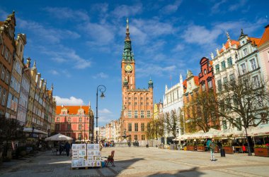 Gdansk, Polonya, 17 Nisan 2018: Dluga Long Market Caddesi, Dlugi targ Meydanı 'ndaki güzel renkli evler kulesi ve cephesi olan belediye binası