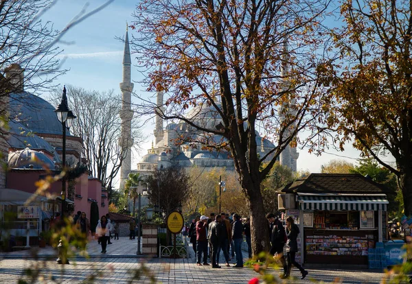 Stambuł Turcja Listopada 2017 Ludzie Spacerujący Pobliżu Sultana Ahmeta Camii — Zdjęcie stockowe