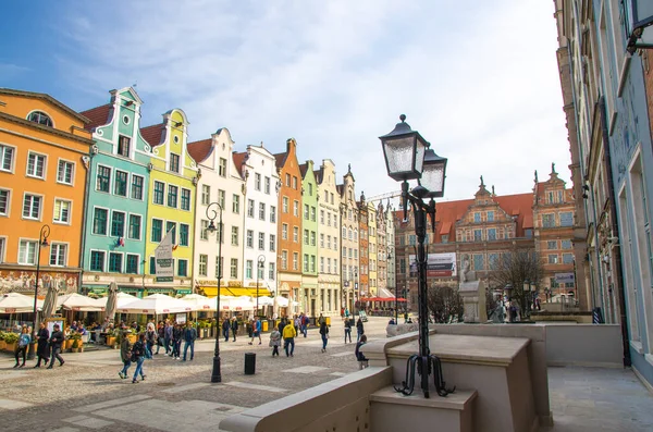 Gdansk, Polonya, 15 Nisan 2018: Dluga Long Market yaya sokağı Dlugi targ meydanındaki Brama Zielona Yeşil Kapısı 'ndaki güzel renkli binaların cephesi