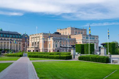 İsveç, Stockholm, 29 Mayıs 2018: İsveç Kraliyet Opera Binası (Kungliga Operası), İsveç 'in Stockholm şehrinin tarihi merkezinde açık bir yaz gününde yeşil çalılar ve çimen ön planı ile inşa edildi.