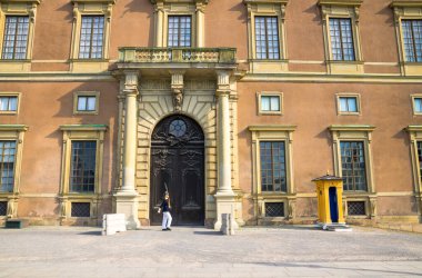 İsveç, Stockholm, 29 Mayıs 2018: İsveç Kralı 'nın eski tarihi kent merkezi Gamla Stan' de ikamet ettiği İsveç Kraliyet Sarayı ön cephesinde nöbet tutan muhafız askeri