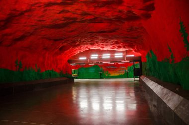 İsveç, Stockholm, 30 Mayıs 2018: Metro metro istasyonu Solna Centrum (mavi hat, merkez istasyon) yangın mağaraları ve tavan gibi yeşil ladin kırmızısı çizerek modern sanat galerisi