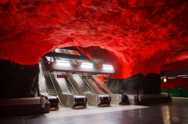 İsveç, Stockholm, 30 Mayıs 2018: Metro metro istasyonu Solna Centrum (mavi hat, merkez istasyon) yürüyen merdiven ve yangın mağaraları ve tavan gibi siyah kırmızı - modern sanat galerisi