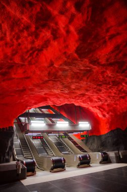 İsveç, Stockholm, 30 Mayıs 2018: Metro metro istasyonu Solna Centrum (mavi hat, merkez istasyon) yürüyen merdiven ve yangın mağaraları ve tavan gibi siyah kırmızı - modern sanat galerisi