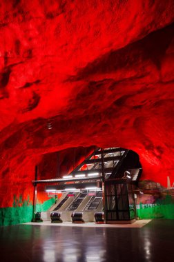 İsveç, Stockholm, 30 Mayıs 2018: Metro metro istasyonu Solna Centrum (mavi hat, merkez istasyon) yürüyen merdiven ve yangın mağaraları ve tavan gibi yeşil kırmızı - modern sanat galerisi