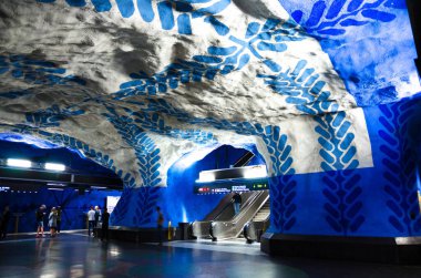 İsveç, Stockholm, 30 Mayıs 2018: Metro metro istasyonu T-Centralen (mavi hat, merkez istasyon) yürüyen merdiven ve beyaz mavi desenli duvarlar, tavan ve zemin - modern sanat galerisi