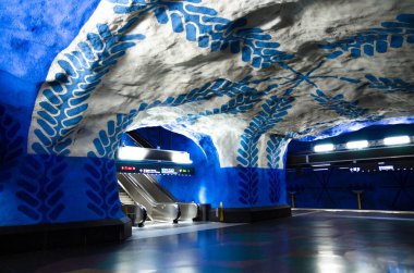 İsveç, Stockholm, 30 Mayıs 2018: Metro metro istasyonu T-Centralen (mavi hat, merkez istasyon) yürüyen merdiven ve beyaz mavi desenli duvarlar, tavan ve zemin - modern sanat galerisi