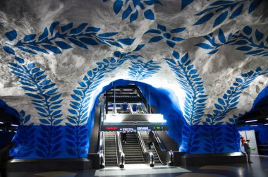 İsveç, Stockholm, 30 Mayıs 2018: Metro metro istasyonu T-Centralen (mavi hat, merkez istasyon) yürüyen merdiven ve beyaz mavi desenli duvarlar, tavan ve zemin - modern sanat galerisi