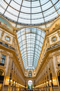 Milan, İtalya, 8 Eylül 2018: Galeri Vittorio Emanuele II Galleria Moda mağazaları, cam kubbe ve lambalarla ünlü lüks alışveriş merkezi.