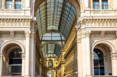 Milan, İtalya, 9 Eylül 2018: Galeri Vittorio Emanuele II Galerisi Milano 'nun Piazza del Duomo kentindeki ünlü lüks alışveriş merkezleri, cam kubbe ve lambalar