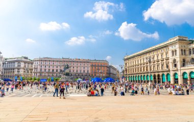 Milan, İtalya, 9 Eylül 2018: Güzel güneşli bir günde mavi gökyüzü arka planına sahip tarihi şehir merkezinde Duomo di Milano katedrali yakınlarındaki Piazza del Duomo meydanında bir kalabalık yürüyor.