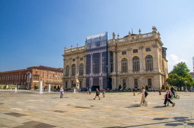 Torino, İtalya, 10 Eylül 2018: Castle Square Castello 'daki Palazzo Madama Sarayı Sanat Müzesi tarihi merkezli çeşmeler ve anıtlar, berrak mavi gökyüzü, Piedmont