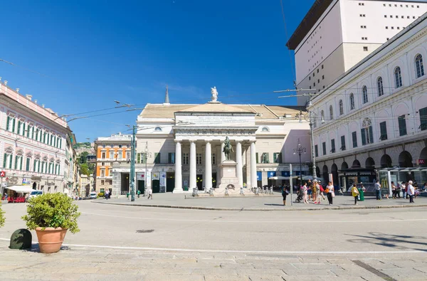ジェノヴァ イタリア 2018年9月11日 テアトロ カルロ フェリーチェ劇場とモンメント ガリバルディ記念碑ラファエーレ フェラーリ広場旧市街の歴史的中心部リグーリア州ジェノヴァ — ストック写真
