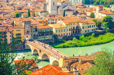 Ponte Pietra Taş Köprüsü, Pons Marmoreus, Adige Nehri üzerindeki Roma kemer köprüsü, Verona tarihi şehir merkezinde kırmızı kiremitli çatılar, Veneto Bölgesi, İtalya