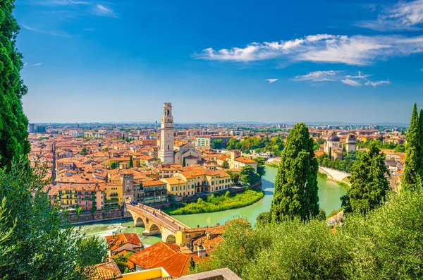 Verona tarihi şehir merkezi, Ponte Pietra köprüsü Adige nehri, Verona Katedrali, Duomo di Verona, kırmızı kiremitli çatılar, Veneto Bölgesi, İtalya. Verona şehir manzarası, panoramik manzara.