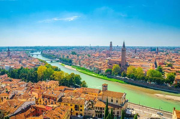 Verona tarihi şehir merkezinin hava manzarası, Adige nehri üzerindeki köprüler, Santa Anastasia Bazilikası, kırmızı kiremitli çatıları olan ortaçağ binaları, Veneto Bölgesi, İtalya. Verona şehir manzarası, panoramik manzara.