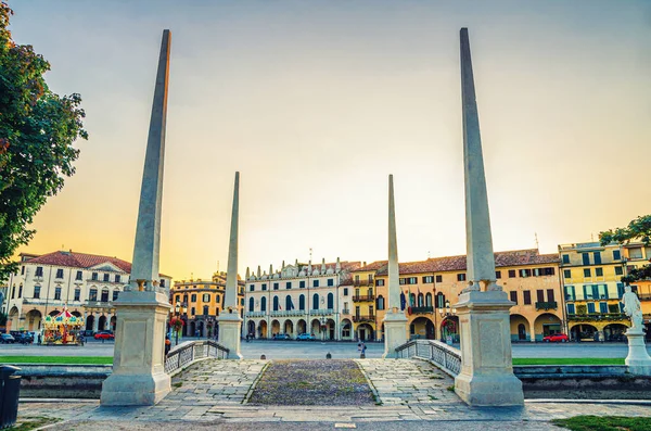 Padova Cityscape Sochami Mostu Přes Malý Kanál Náměstí Piazza Prato — Stock fotografie