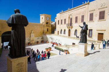 Victoria, Malta - 12 Mart 2017: Malta 'nın Gozo Adası' ndaki Victoria Rabat kasabasındaki Cittadella Kalesi 'nin eski ortaçağ kalesinde Katedral manzarası