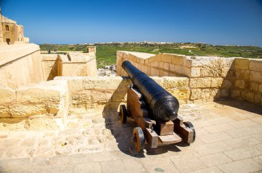 Gozo Adası, Malta - 12 Mart 2017: Victoria Rabat kasabasındaki Castello Kalesi olarak da bilinen eski ortaçağ Cittadella kalesinin duvarlarındaki top.