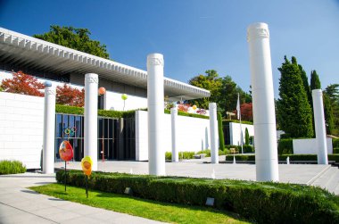 Lozan, İsviçre - 14 Eylül 2016: İsviçre Riviera, İsviçre Olimpiyat Müzesi yakınlarındaki Leman Gölü 'nün kıyısındaki Olimpik Park' taki Olimpiyat Müzesi