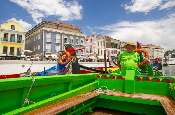 Aveiro, Portugal - 13 juni 2017: Boatman op Moliceiro traditionele boot gondel — Stockfoto