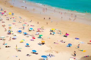 Portimao, Algarve, Portekiz, 19 Haziran 2017: Praia de Rocha plajı turistler ve renkli şemsiyelerle