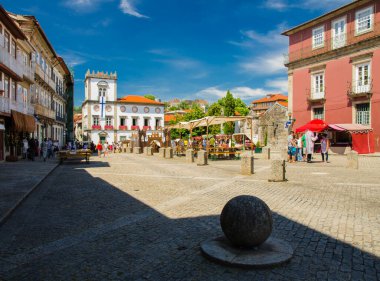 Guimaraes, Portekiz - 24 Haziran 2017: Şehir Günü Tatili ve Sao Mamede Meydanı manzarası Muharebesi