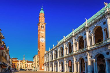Basilica Palladiana Rönesans Binası, Torre Bissara saat kulesi ve Piazza dei Signori Meydanı 'ndaki Loggia del Capitaniato Pansiyonu Vicenza şehrinin eski tarihi kent merkezi, Veneto bölgesi, İtalya