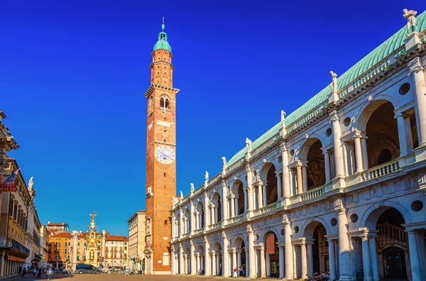 Basilica Palladiana Rönesans Binası, Torre Bissara saat kulesi ve Piazza dei Signori Meydanı 'ndaki Loggia del Capitaniato Pansiyonu Vicenza şehrinin eski tarihi kent merkezi, Veneto bölgesi, İtalya