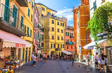 Riomaggiore, İtalya, 9 Eylül 2018: Sokakta yürüyen insanlar