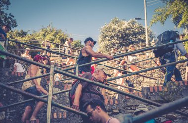 Corniglia, İtalya, 9 Eylül 2018: İnsanlar Scalinata Lardarina merdivenlerinde bir aşağı bir yukarı yürüyorlar.