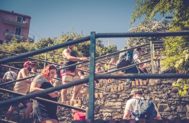 Corniglia, İtalya, 9 Eylül 2018: İnsanlar Scalinata Lardarina merdivenlerinde bir aşağı bir yukarı yürüyorlar.