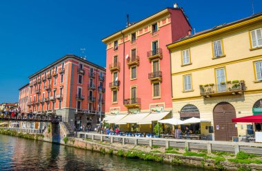 Renkli binalar ve Naviglio Grande Kanalı üzerindeki Köprü, Milan