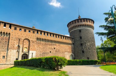 Eski ortaçağ Sforza Kalesi Castello Sforzesco ve kulesi, Milan, İtalya