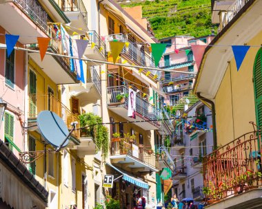 Manarola, İtalya, 12 Eylül 2018: Bayraklı, balkonlu, pencereli renkli evler