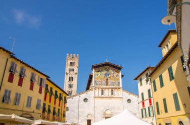 Lucca, İtalya, 14 Eylül 2018: Piazza San Frediano 'daki Chiesa di San Frediano Katolik Kilisesi