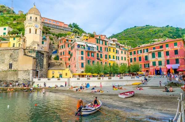 Vernazza, İtalya, 9 Eylül 2018: Tekneli liman, sahil, Chiesa di Santa Margherita Kilisesi