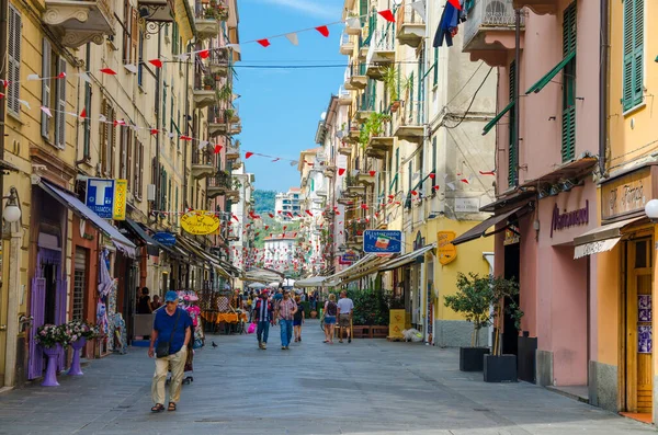 La Spezia, İtalya, 13 Eylül 2018: ana yaya caddesinde yürüyen insanlar