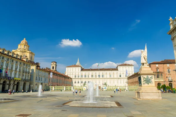 Turín, Itálie, 10. září 2018: Královský palác Palazzo Reale, kostel San Lorenzo na hradním náměstí Piazza Castello — Stock fotografie