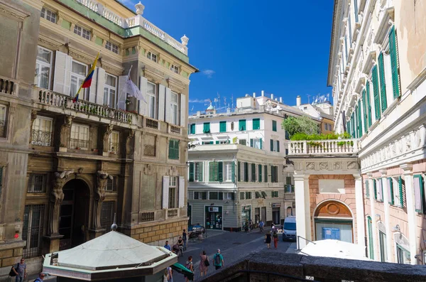 Genova, 11 settembre 2018: Palazzo Grimaldi della Meridiana, tipici edifici colorati — Foto Stock