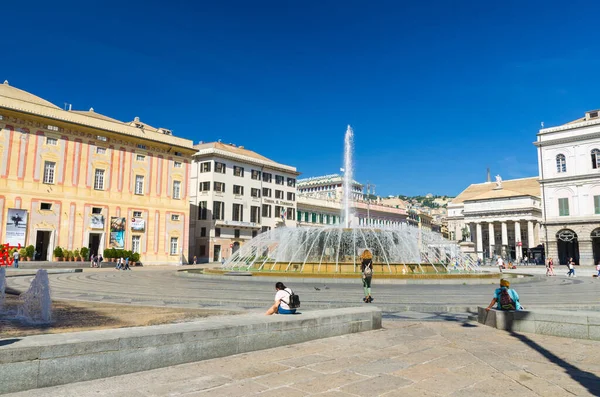 Génova, Italia, 11 de septiembre de 2018: Piazza Raffaele Plaza de Ferrari con fuente, Palazzo Ducale — Foto de Stock