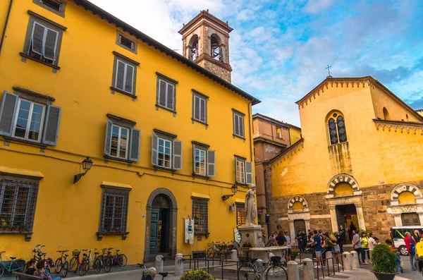 Lucca, Ιταλία, 13 Σεπτεμβρίου 2018: Καθολική εκκλησία Chiesa di San Salvatore στην πλατεία Piazza — Φωτογραφία Αρχείου
