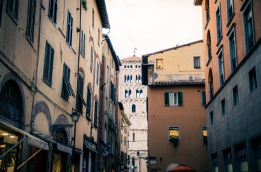 Lucca, İtalya, 14 Eylül 2018: Foro Katolik Kilisesi Chiesa di San Michele 'nin çan kulesi