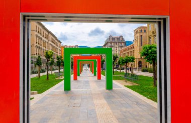 La Spezia, İtalya, 13 Eylül 2018: Daniel Buren yansımalı modern ayna kemerli sokak