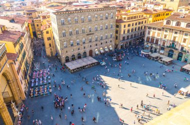 Florence, İtalya, 15 Eylül 2018: Piazza della Signoria 'da küçük insan figürleri kalabalığı yürüyor